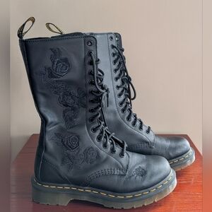 Dr. Martens Vonda 1914 Black Rose Embroidered Boots – Women’s US 7 UK 5